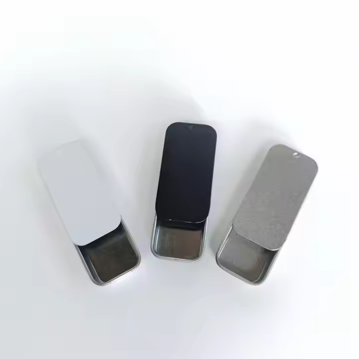 Petite boîte rectangulaire vide en métal argenté avec couvercle coulissant